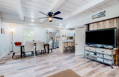 Flat Hollow Marina Cabin | Dog-friendly waterfront home with a firepit, grill, deck, board games, & dock