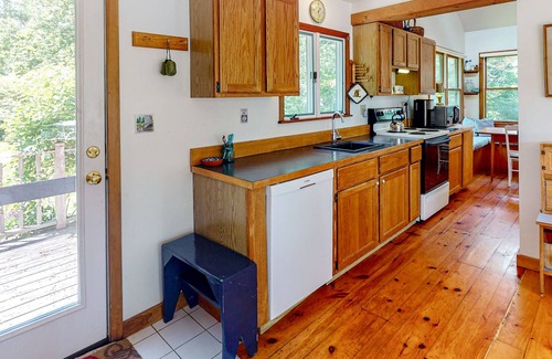 Waldoboro Cottage | Dog-Friendly Waterfront Home w/Deck, Gas Grill, Views, Free WiFi, Washer/Dryer