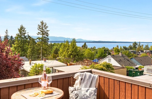 North Admiral House | Dog-Friendly West Seattle Home w/ Covered Deck, Ocean View, and Firepit