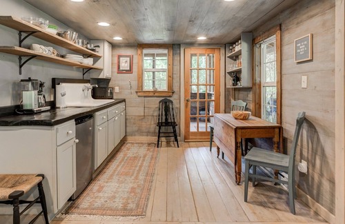 Marshall Cabin | Doggett Cabin | Rustic Log Retreat, Fire Pit, Pond & Trails (BYO Linens)
