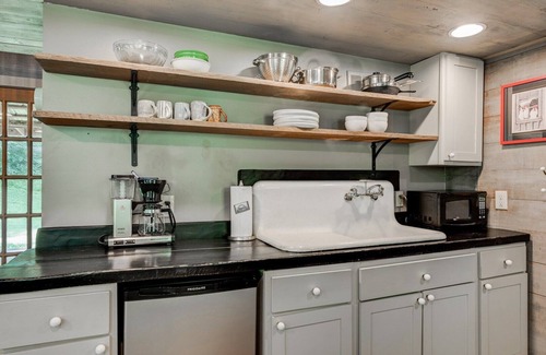 Marshall Cabin | Doggett Cabin | Rustic Log Retreat, Fire Pit, Pond & Trails (BYO Linens)