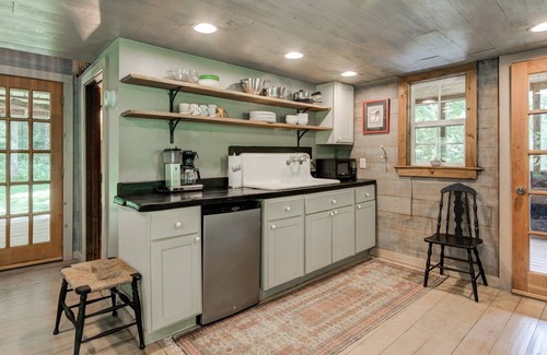 Marshall Cabin | Doggett Cabin | Rustic Log Retreat, Fire Pit, Pond & Trails (BYO Linens)
