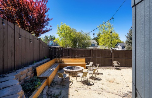 Mountain View District House | DogOk. Large Retreat, 3 King Beds. Fire pit