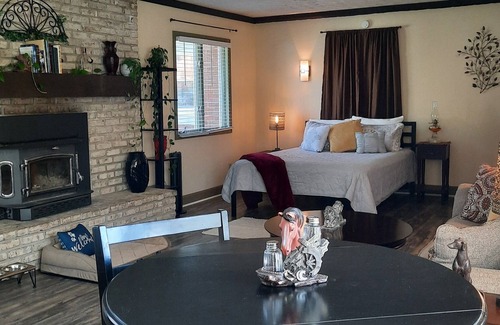 Lawrenceburg Apartment | Dogs Welcome - Fenced Yard - Queen Studio - Horse Country - KY Bourbon Trail