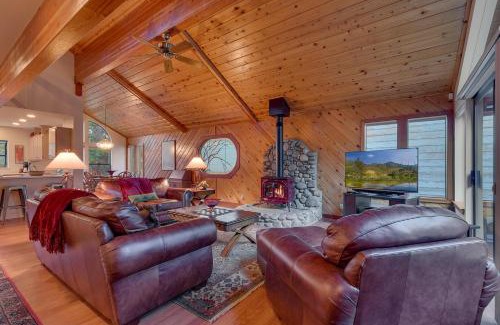Truckee House | Dogwood Place by Tahoe Getaways - 3BR Pet-Friendly Tahoe Donner Home w Hot Tub, Pool Table, Wood Fireplace & HOA Amenities