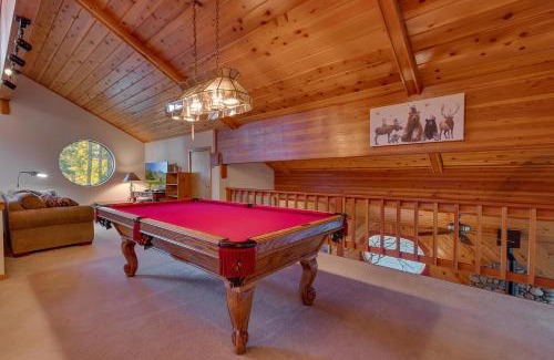 Truckee House | Dogwood Place by Tahoe Getaways - 3BR Pet-Friendly Tahoe Donner Home w Hot Tub, Pool Table, Wood Fireplace & HOA Amenities