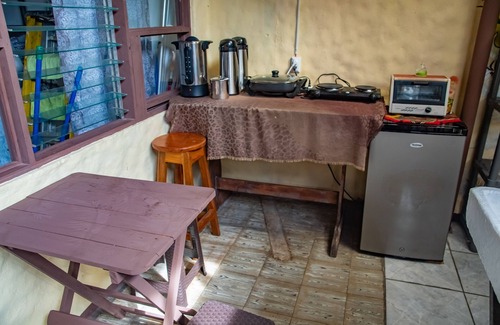 Quepos Cabin | DOLCE VIDA #1 1BR/FANS . TV . WIFI . SHARED KITCHEN