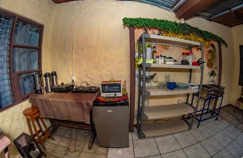 Quepos Cabin | DOLCE VIDA #1 1BR/FANS . TV . WIFI . SHARED KITCHEN