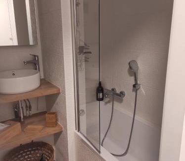 Roquebrune-Cap-Martin Apartment | Dolce-Vita appart 3 étoiles, climatisé , 50M de la mer et aux portes de Menton ,parking gratuit