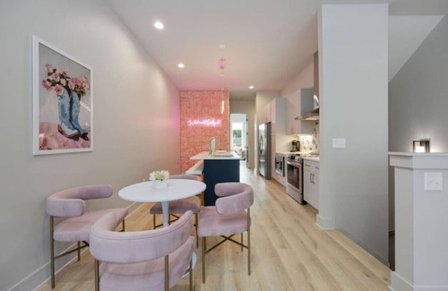 Radnor House | Dolly & Denim - 4BD/4.5BTH - Spacious Rooftop!