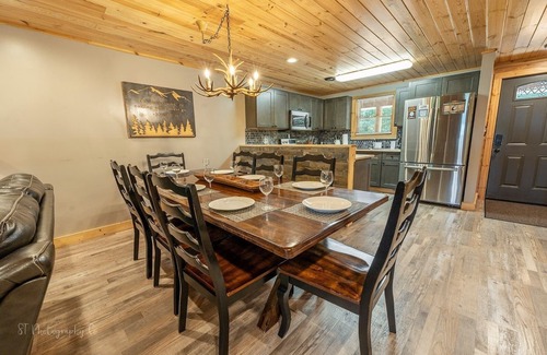 Caton Condo | Dolly's Lodge # 3 2 Bedroom Condo by RedAwning