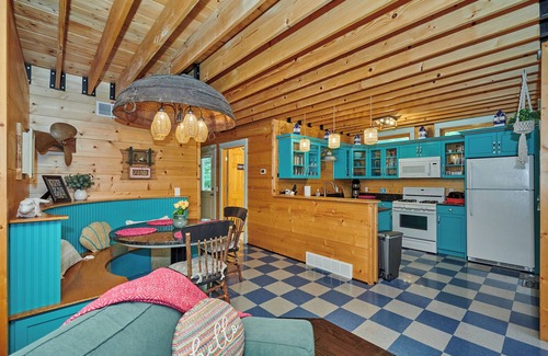Fennville House | Dollybrook 9 - Pet friendly - Community Pool - Groups welcome
