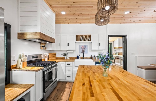 Rocky Grove Cabin | Dolly’s Mountain Retreat – Brand New & Cozy Escape