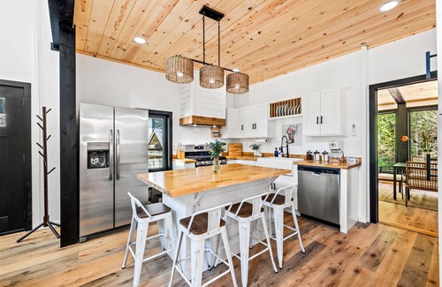 Rocky Grove Cabin | Dolly’s Mountain Retreat – Brand New & Cozy Escape