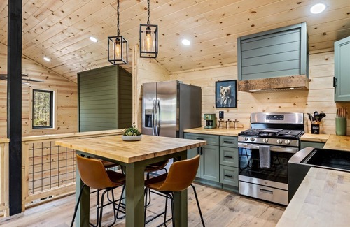 Rocky Grove Cabin | Dollys Retreat & The Greenhouse - 450ft to trails