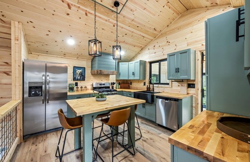 Rocky Grove Cabin | Dollys Retreat & The Greenhouse - 450ft to trails