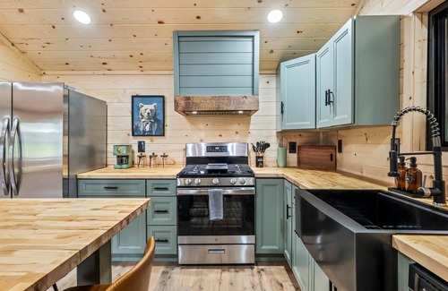 Rocky Grove Cabin | Dollys Retreat & The Greenhouse - 450ft to trails