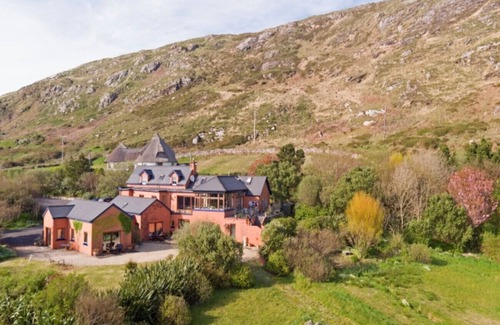 Clifden House | Dolphin Beach House - Close to the sea & town