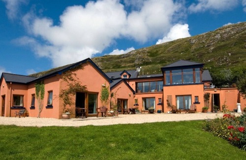 Clifden House | Dolphin Beach House - Close to the sea & town