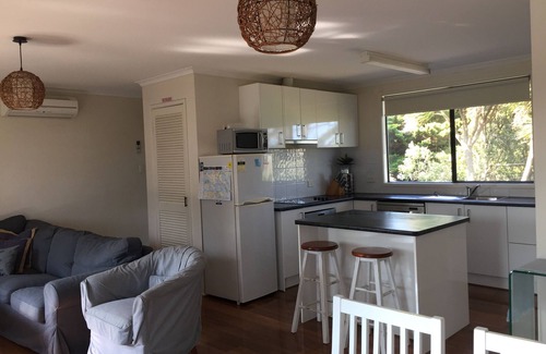 Smiths Beach House | Dolphin Cottage - Dog Friendly* Free WIFI Ocean Views. 5 min walk to beach!