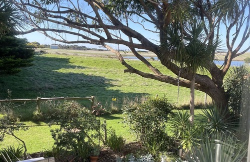 Smiths Beach House | Dolphin Cottage - Dog Friendly* Free WIFI Ocean Views. 5 min walk to beach!