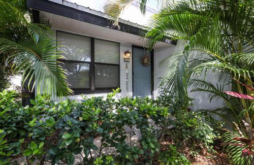 New Smyrna Beach House | Dolphin Cove Cottage -2-2 Pet Friendly!