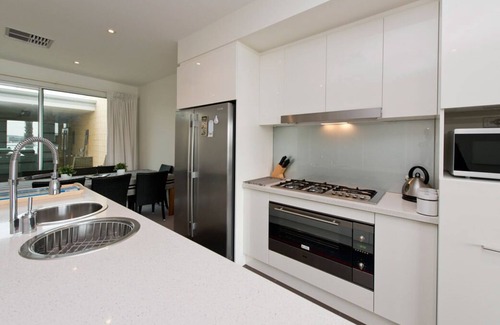 New Port House | Dolphin Cove - Waterfront, Pool, Gym, Free Parking