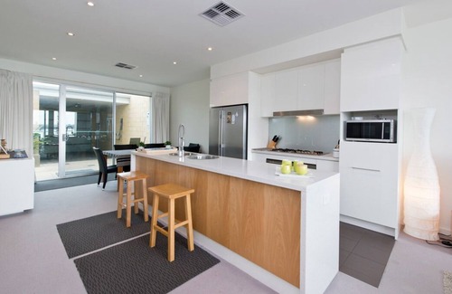 New Port House | Dolphin Cove - Waterfront, Pool, Gym, Free Parking