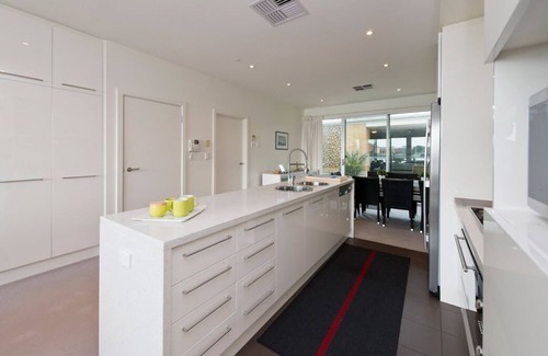 New Port House | Dolphin Cove - Waterfront, Pool, Gym, Free Parking