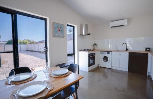 Aldinga Beach House | Dolphin Guesthouse