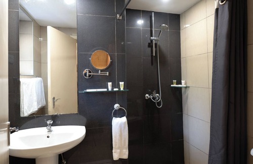 Bugolobi Hotel | Dolphin Suites
