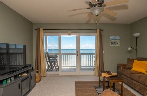 Innerarity Townhomes House | Dolphin Watch: Waterfront Unit with 2 Kayaks!