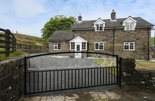 Llanfair Caereinion House | Dolwen Isaf