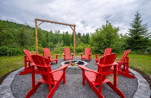 Chertsey Ski Chalet | Domaine privé avec terrain de 60 acres et lac privé.