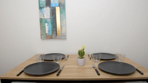 Cahors Old Town Apartment | Dominici 2- CahorsCityStay- Parking Wifi Netflix
