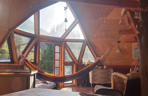Melipeuco Ski Chalet | Domo Conguillio Conecta con tu energía sagrada junto al Salto Truful Truful con una vista majestuosa que podrás disfrutar en una tinaja Una experiencia que alineará tu espíritu y tu energía interior Vívelo