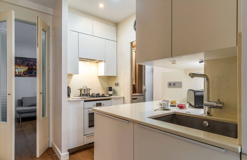 el Fort Pienc Apartment | Don't hesitate, this apartment is ideal for enjoying Barcelona with your family or colleagues. You'll find everything you need for a comfortable stay.This 90m2 apartment is extraordinarily well located, near metro and tram Monumental. You will stay in on