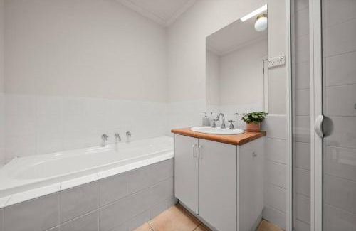 Doncaster East House | Doncaster East Home walking to shops restaurants
