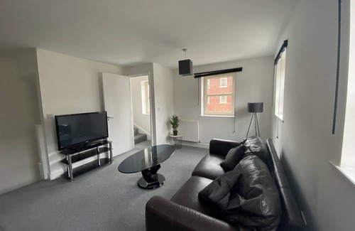 Thurnscoe House | Doncaster Furnished House for Short Lets