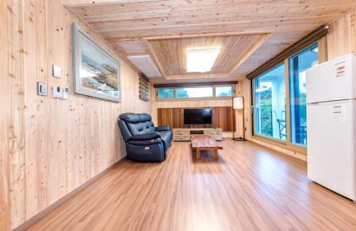 Jocheon House | Dongbackdongsan Pension