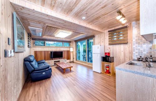 Jocheon House | Dongbackdongsan Pension