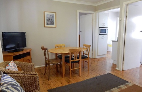 Mollymook Beach Apartment | Donlan's Beach Cottage - 85m to Mollymook Beach