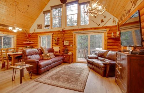 Wagon Wheel House | Donnelly Cabin with Private Deck Near Lake Cascade!