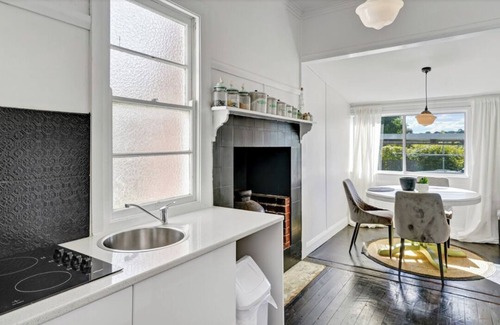 Tenterfield House | Donnelly House | Airconditioned bedrooms and living .