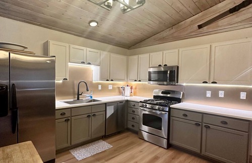 Truckee Cabin | #DonnerBliss⛰HotTub👙FirePit🔥PetFriendly🐶WoodStove🪵
