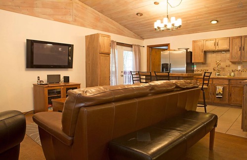 Truckee Cabin | #DonnerBliss⛰HotTub👙FirePit🔥PetFriendly🐶WoodStove🪵