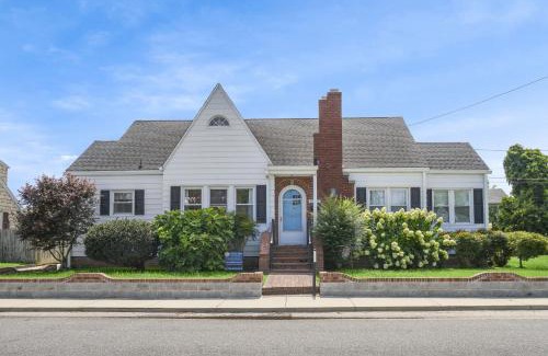 Chincoteague House | Donovan's Reef - Pet friendly, In Town!