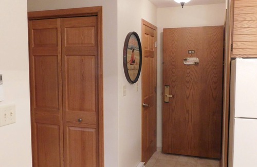Egg Harbor Condo | DOOR COUNTY GETAWAY @ LANDMARK RESORT - Cozy 1 BR. Wood-view EGG HARBOR