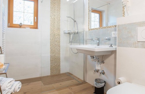 Pertisau Cottage | Doppelzimmer mit Balkon Kat. B - Gasthof Dorfwirt