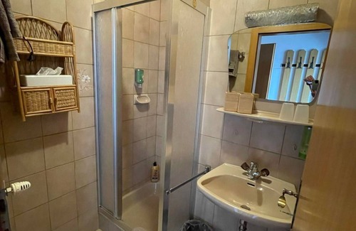 Millstatt Bed & Breakfast | Doppelzimmer 14, WC und Dusche Getrennt, Südbalkon - Hotel-gasthof Lammersdorf